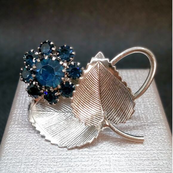 Vintage Blue Rhinestone Flower Brooch Textured Leaf Loop Pin MCM Silver Tone - Picture 9 of 10